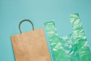 Ambalaje biodegradabile vs. cele din plastic: ce soluție este mai potrivită pentru afacerea ta?